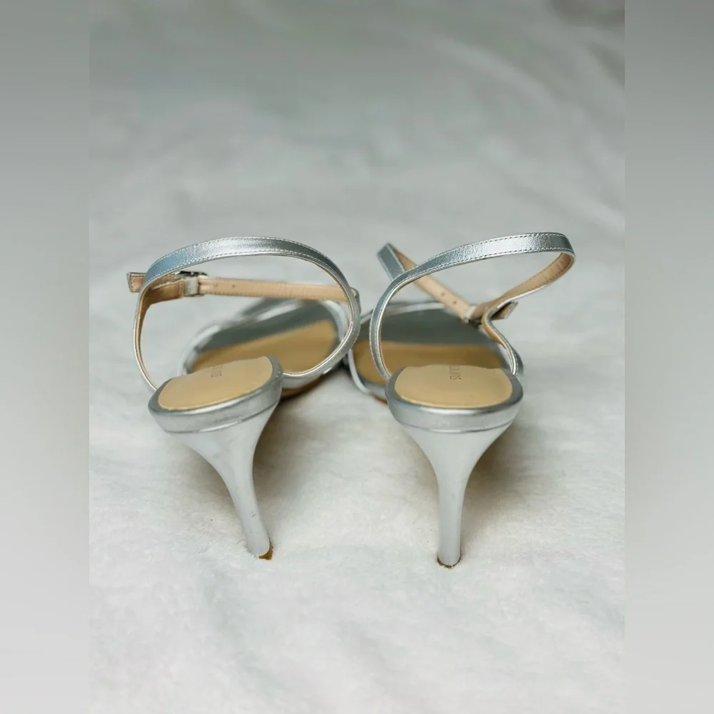 Stuart Weitzman Starla Ankle Strap Sandals in Silver Metallic Leather Size 7.5